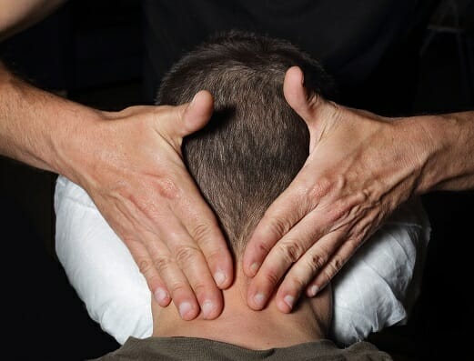 homme pratiquant massage shiatsu assis sur une chaise